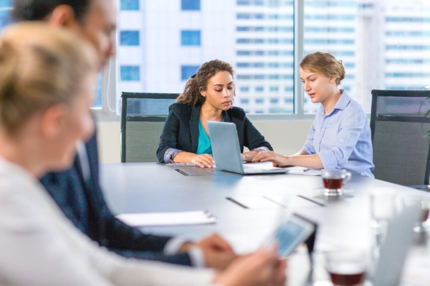 Команда аудиторов за работой над анализом финансовых данных